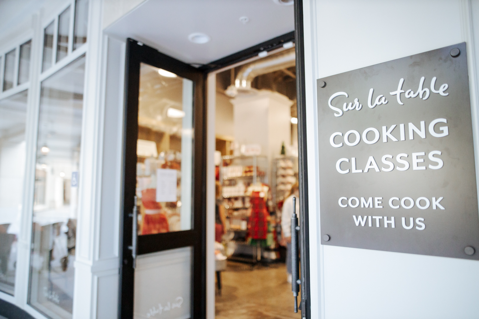 front entrance to Sur La Table with sign that reads Cooking Classes